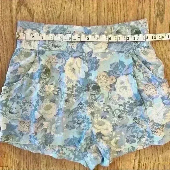 Aritzia Talula Floral Print Shorts High Rise Waist with Pockets Size Medium - Picture 9 of 11